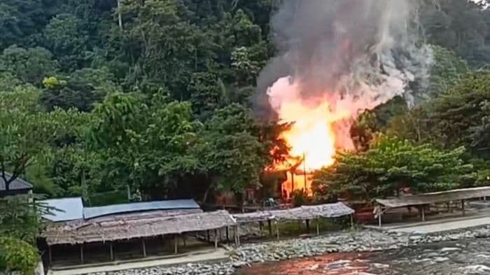 10_unit_penginapan_dan_restoran_ludes_terbakar_di_bukit_lawang