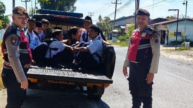 cegah_kenakalan_polisi_antar_pulang_siswa_sekolah_di_simalungun