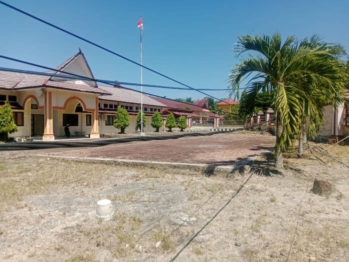 kabel_listrik_menjuntai_di_kantor_bapelitbangda_paluta_ganggu_aktivitas_pegawai