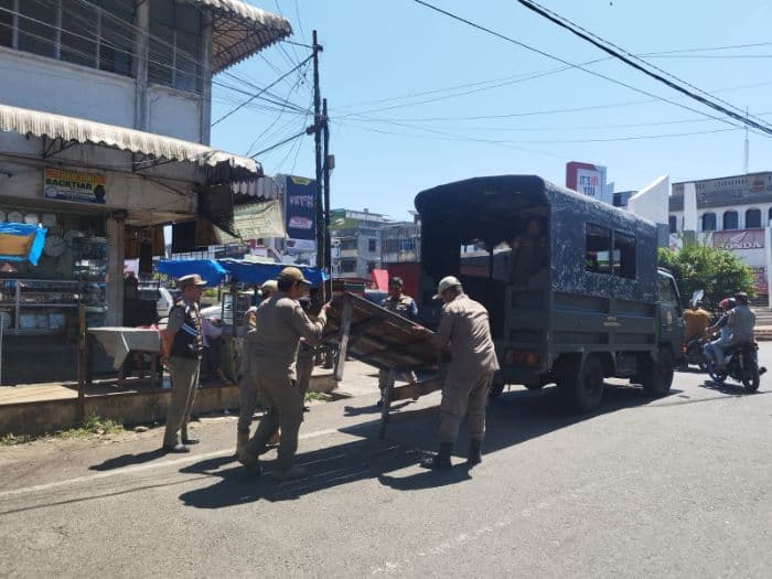 pkl_bandel_ditertibkan_satpol_pp_padangsidimpuan_3_meja_diamankan