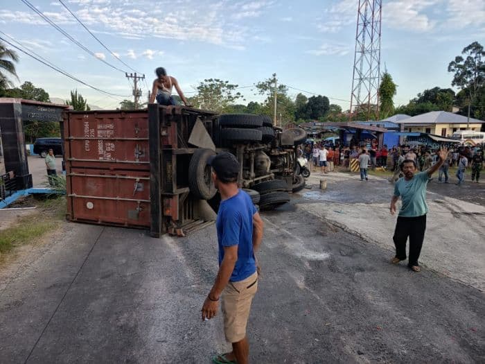 truk_kontainer_tabrak_5_mobil_di_taput_satu_orang_luka
