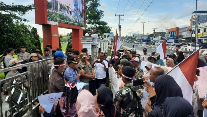 warga_banjar_hulu_demo_kantor_bupati_tuntut_pangulu_di_simalungun_dicopot