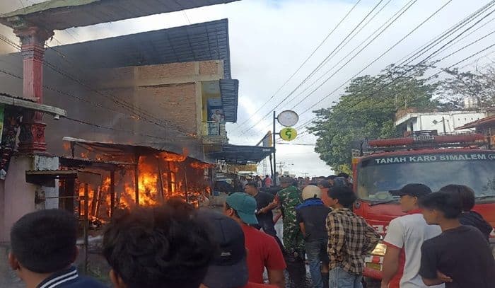 kebakaran_hebat_di_berastagi_hanguskan_tiga_rumah_dan_usaha_warga_diduga_akibat_kebocoran_gas