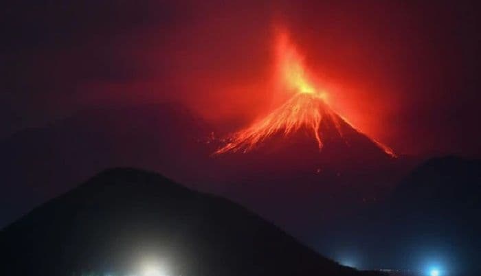 gunung_lewotobi_meletus_dahsyat_kolom_abu_18_km_empat_protokol_keamanan_untuk_warga