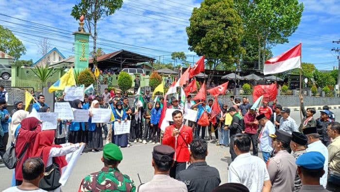 aksi_damai_mahasiswa_di_dairi_dikawal_ketat_aparat_enam_tuntutan_disuarakan