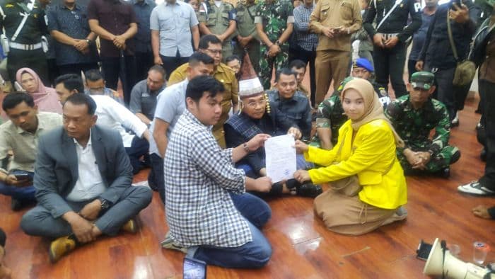 aksi_mahasiswa_simalungun_berujung_pakta_integritas_bupati_janji_tindak_lanjut_tuntutan