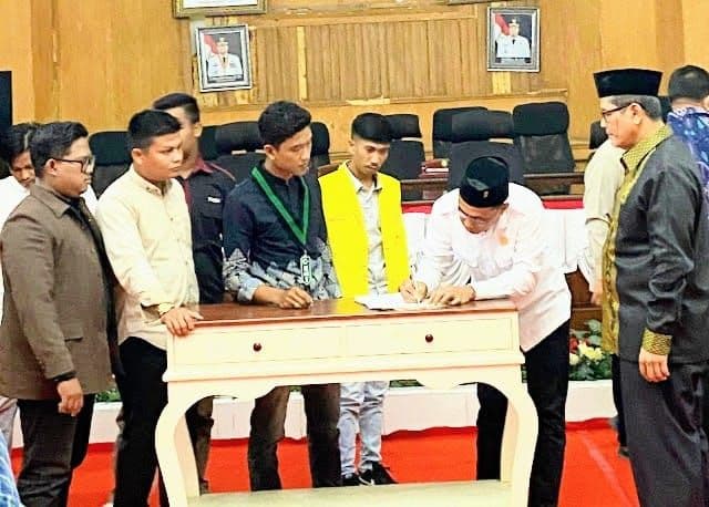 aliansi_pemuda_dan_mahasiswa_sampaikan_12_tuntutan_melalui_dialog_interaktif_kepada_dprd_batu_bara