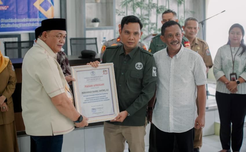 dahnil_ginting_dinobatkan_sebagai_tokoh_sahabat_anak_deli_serdang