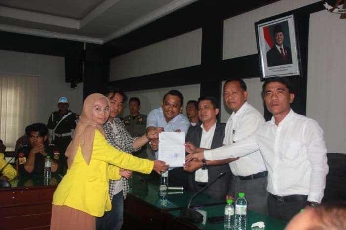 demo_di_simalungun_berlanjut_ke_dprd_ketua_teken_pakta_integritas_di_hadapan_mahasiswa