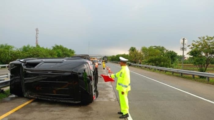 fortuner_terbalik_di_tol_sinaksak_diduga_akibat_pecah_ban