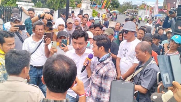 massa_gerakan_pemuda_dan_masyarakat_tapteng_demo_ke_dprd