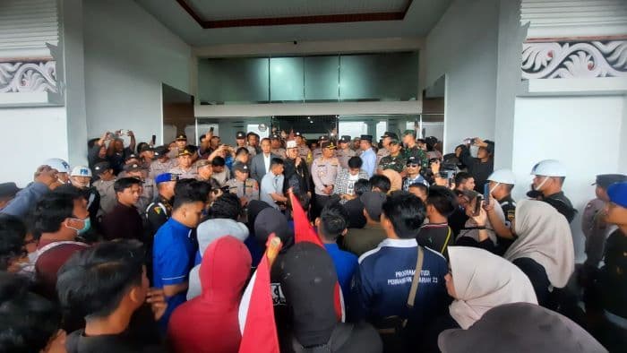 protes_tenaga_kerja_asing_menguasai_mahasiswa_geruduk_kantor_bupati_simalungun_