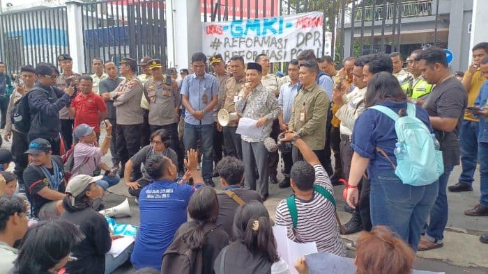 puluhan_mahasiswa_gmki_demo_dprd_medan_tantang_wong_chun_sen_untuk_diskusi