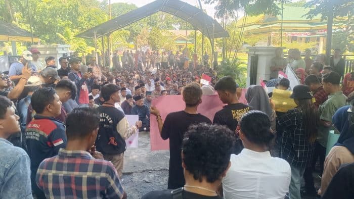 puluhan_mahasiswa_kembali_demo_dprd_langkat_tuntut_bubarkan_dpr_ri_