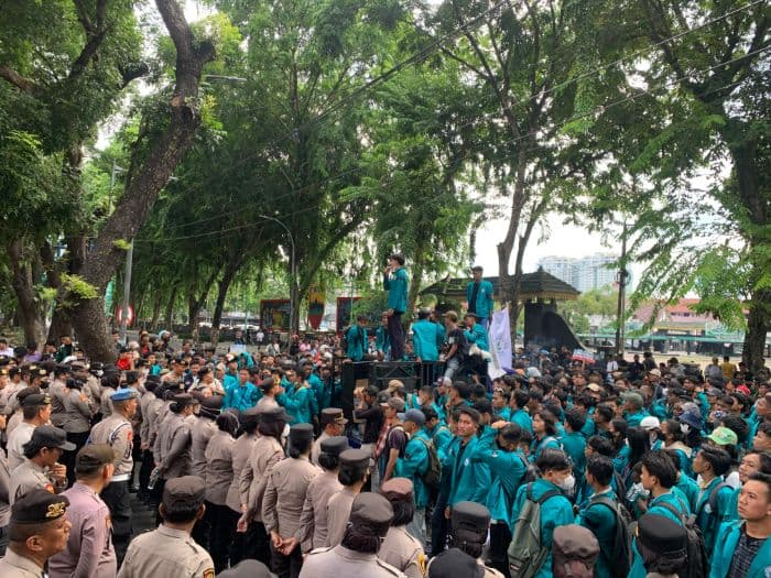 ratusan_mahasiswa_unimed_demo_di_dprd_sumut_desak_pengesahan_uu_perampasan_aset