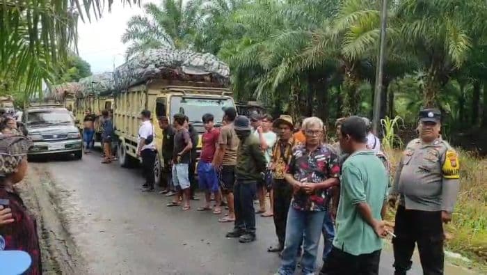 ratusan_warga_hadang_truk_pengangkutan_tandan_buah_sawit_di_tapteng
