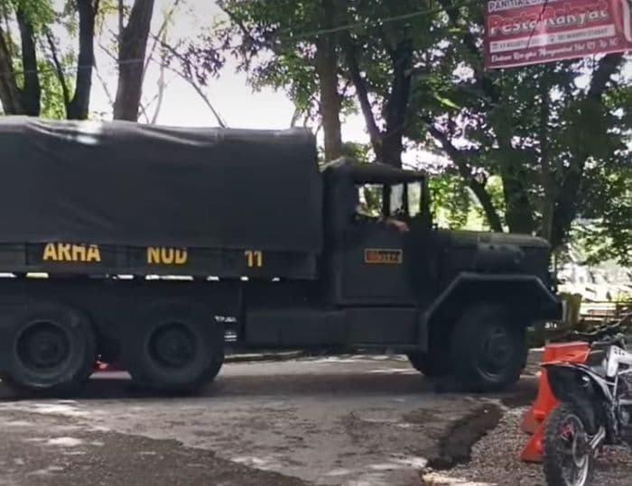 tni_siaga_di_kantor_bupati_dan_dprd_langkat_jelang_aksi_unjuk_rasa