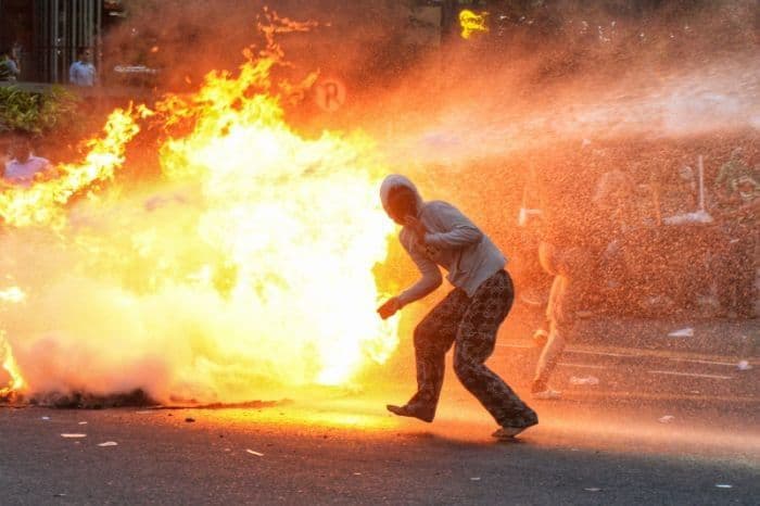 tunjangan_fantastis_tamat_magma_sosialekonomi_masih_mengancam