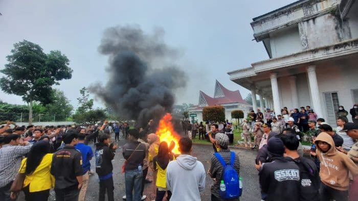 di_akhir_aksi_mahasiswadprd_simalungun_hening_cipta_untuk_korban_demo_nasional