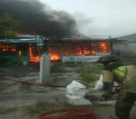 empat_rumah_semi_permanen_di_medan_polonia_hangus_terbakar_diduga_akibat_korsleting