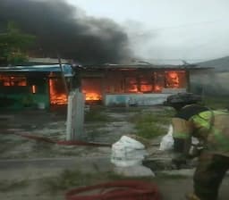 empat_rumah_semi_permanen_di_medan_polonia_hangus_terbakar_diduga_akibat_korsleting