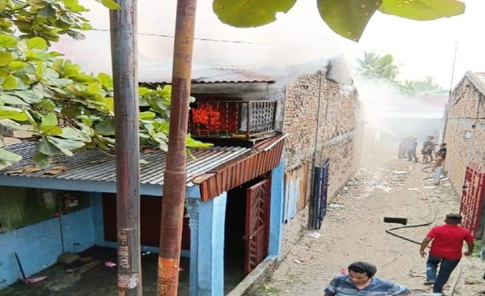 korsleting_listrik_picu_kebakaran_hebat_rumah_warga_lubuk_pakam_hangus_terbakar