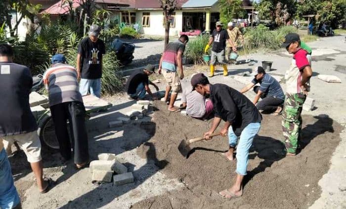 warga_dusun_tanjung_hilir_swadaya_perbaiki_jalan_rusak_di_desa_padang_brahrang