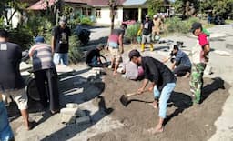 warga_dusun_tanjung_hilir_swadaya_perbaiki_jalan_rusak_di_desa_padang_brahrang