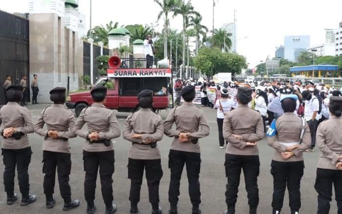 ribuan_personel_gabungan_amankan_aksi_aliansi_honorer_r2_dan_r3_di_dpr