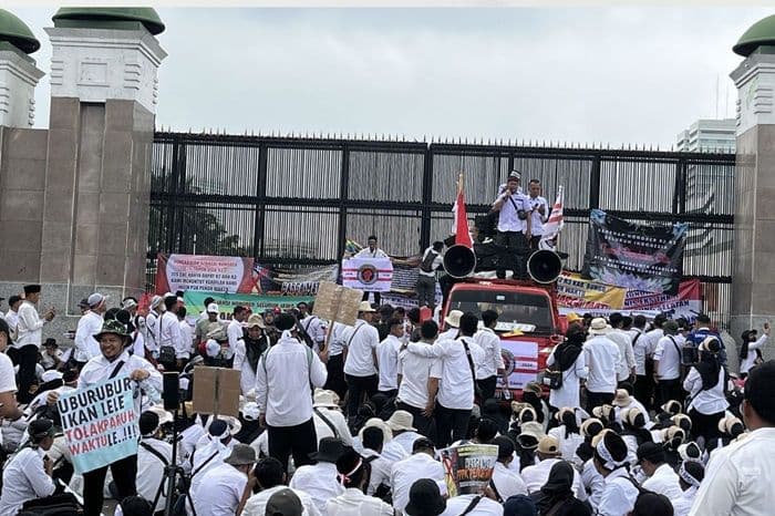 simak_4_aspirasi_ribuan_massa_aliansi_honorer_yang_gelar_aksi_damai_di_dpr