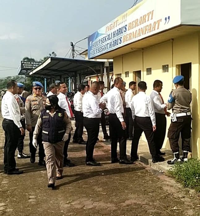 personel_polresta_deli_serdang_jalani_tes_urin_mendadak