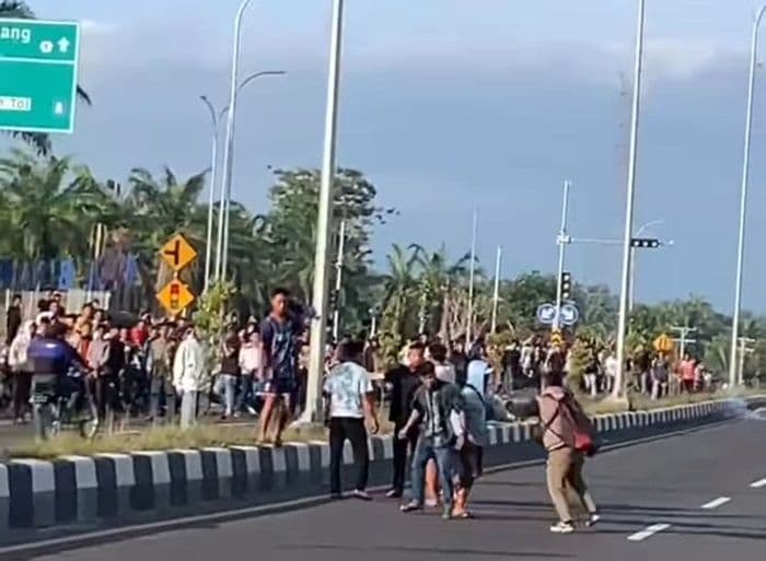 asmara_subuh_sejumlah_remaja_tawuran_di_pintu_tol_pangkalan_brandan