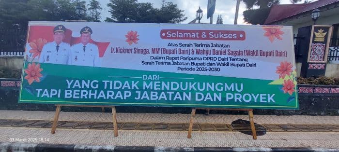 papan_bunga_di_kantor_bupati_dairi_pukau_perhatian_warga