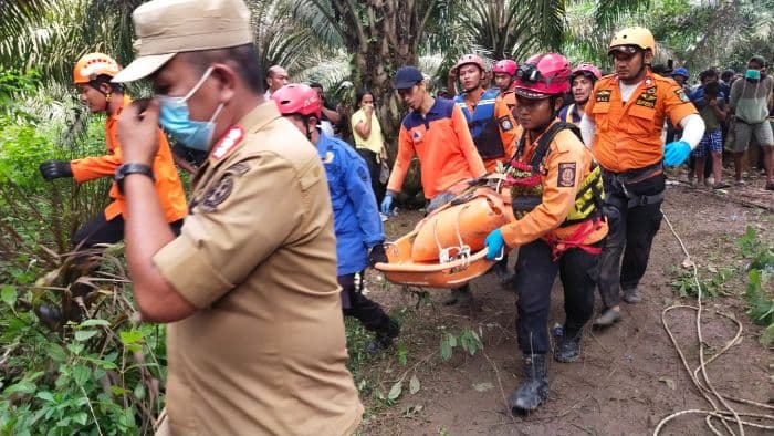 pasca_dievakuasi_kades_liang_pematang_deli_serdang_dikebumikan
