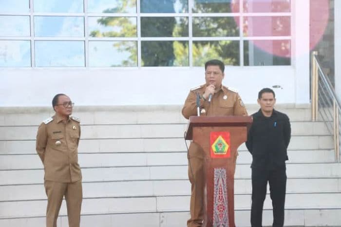 pimpin_apel_perdana_bupati_vandiko_tingkatkan_kreatifitas_gali_potensi_dan_turun_lapangan