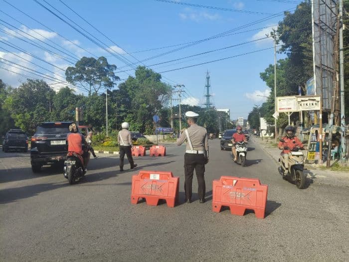 polisi_rekayasa_lalu_lintas_di_depan_irian_supermarket_siantar_berikut_rutenya_