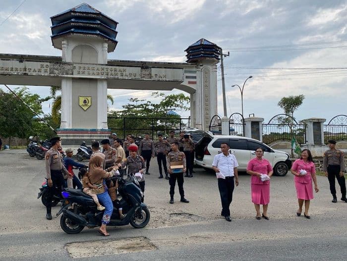 polres_labusel_dan_bhayangkari_berbagi_takjil_ke_pengendara_dan_warga
