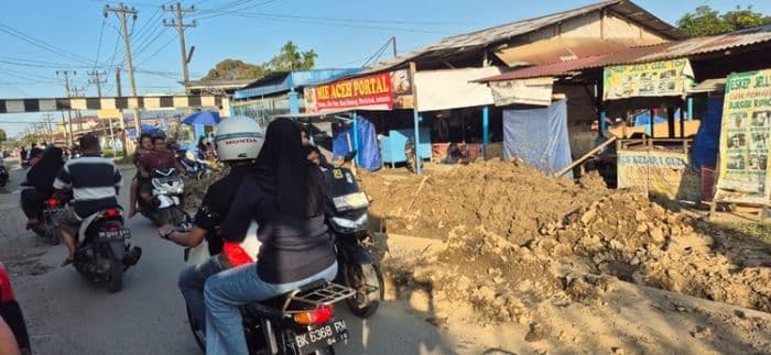 proyek_pipa_air_dikorek_ulang_di_binjai_ganggu_pengendara_dan_pedagang