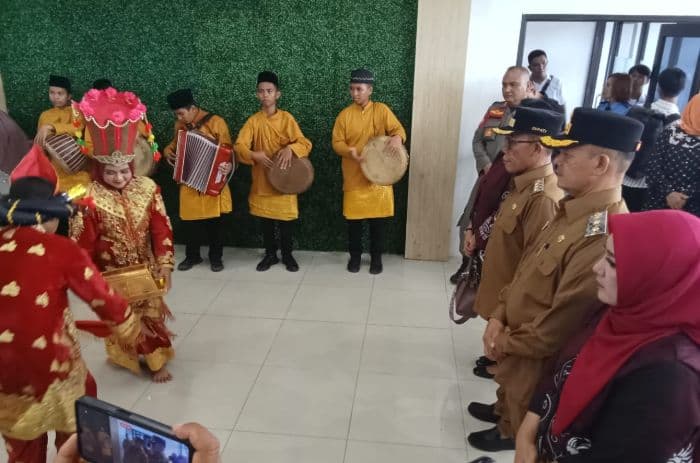 tiba_di_tapteng_masinton_dan_mahmud_langsung_pimpin_rapat