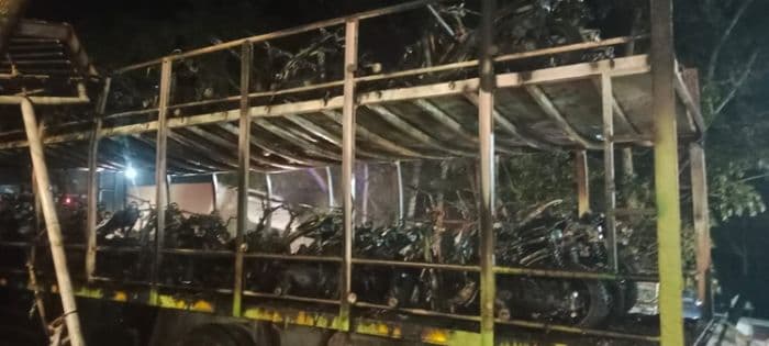 truk_pengangkut_46_unit_sepeda_motor_ludes_terbakar_di_torgamba