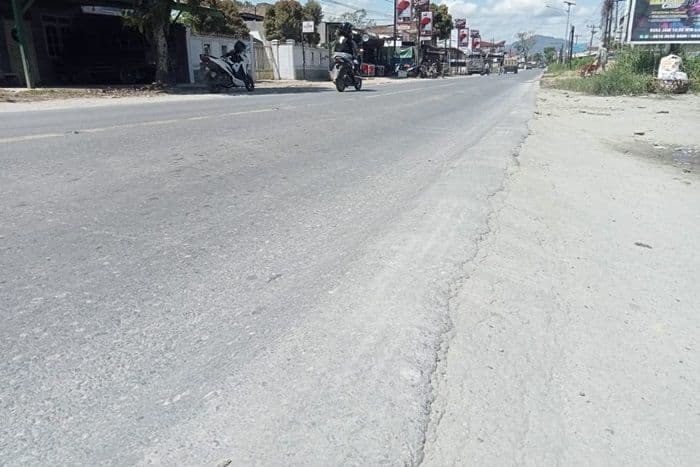 warga_toba_keluhkan_jalinsum_bergelombang_di_jalan_lagubotitambunan