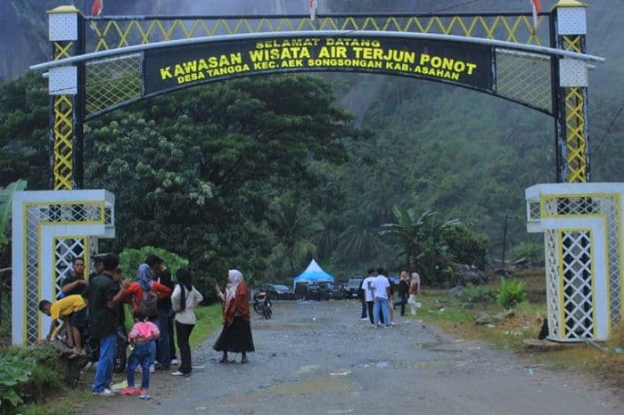 air_bah_mendadak_keluar_dari_mulut_air_terjun_ponot_asahan