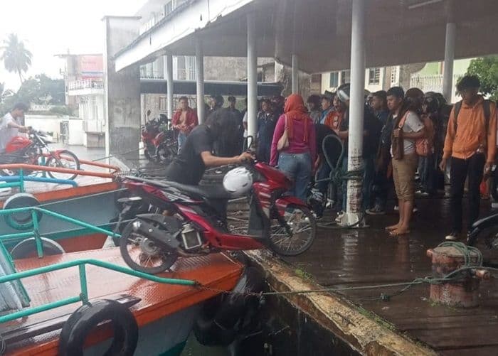 h4_lebaran_penumpang_kapal_kayu_dari_tigaraja_ke_samosir_membludak