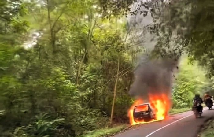 mobil_keluarga_pemudik_ludes_terbakar_di_jalan_langkatkaro