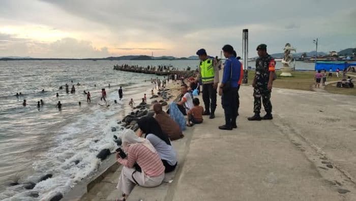 waspada_cuaca_ekstrem_satpolairud_sibolga_ingatkan_pengunjung_wisata_pantai