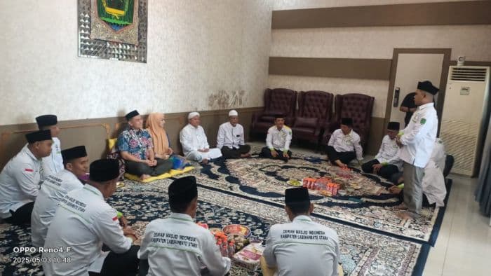 bupati_labura_gelar_upahupah_sebelum_berangkat_haji_bersama_istri