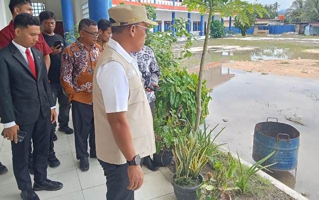 bupati_tapteng_miris_lihat_smpn_1_barus_halaman_sekolah_banjir_dan_toilet_bau