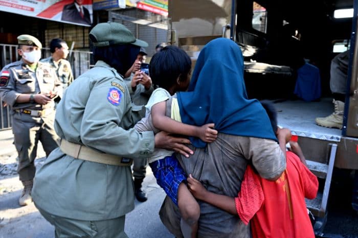 satpol_pp_pemprov_sumut_ungkap_eksploitasi_anak_5_tahun_mengamen_hingga_malam