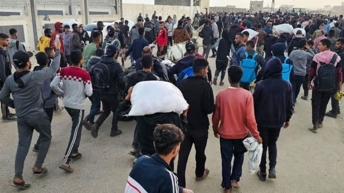 27_warga_palestina_tewas_ditembak_israel_saat_antre_bantuan_di_rafah
