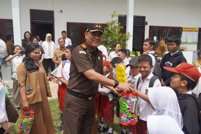 kejari_karo_salurkan_makanan_bergizi_untuk_siswa_slb_berastagi